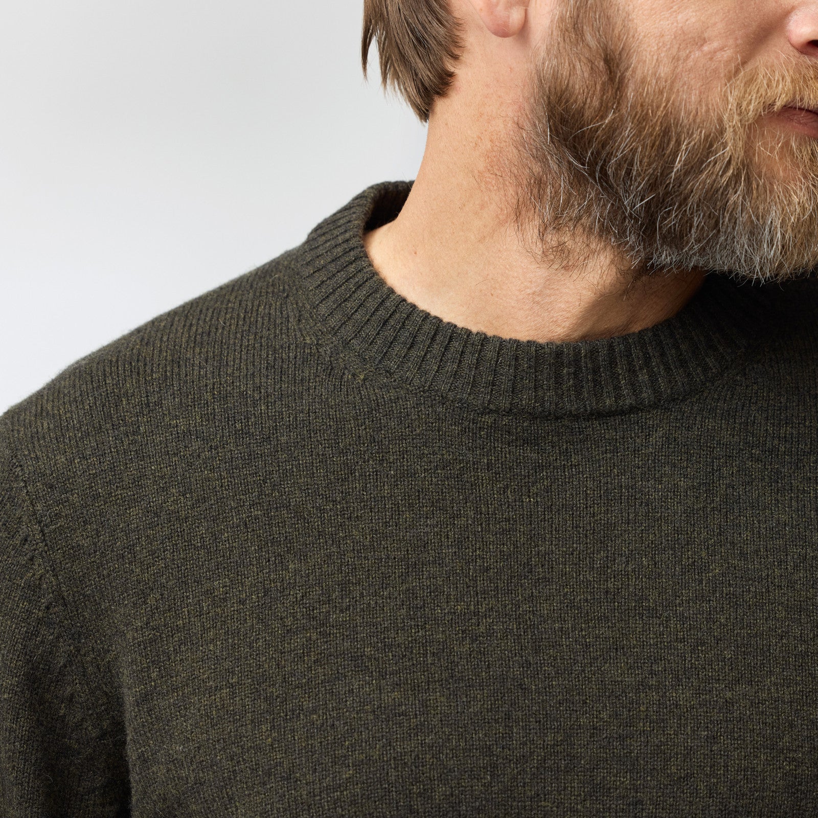 Fjällräven Men's Övik Round-neck Sweater, Dark Olive — detail
