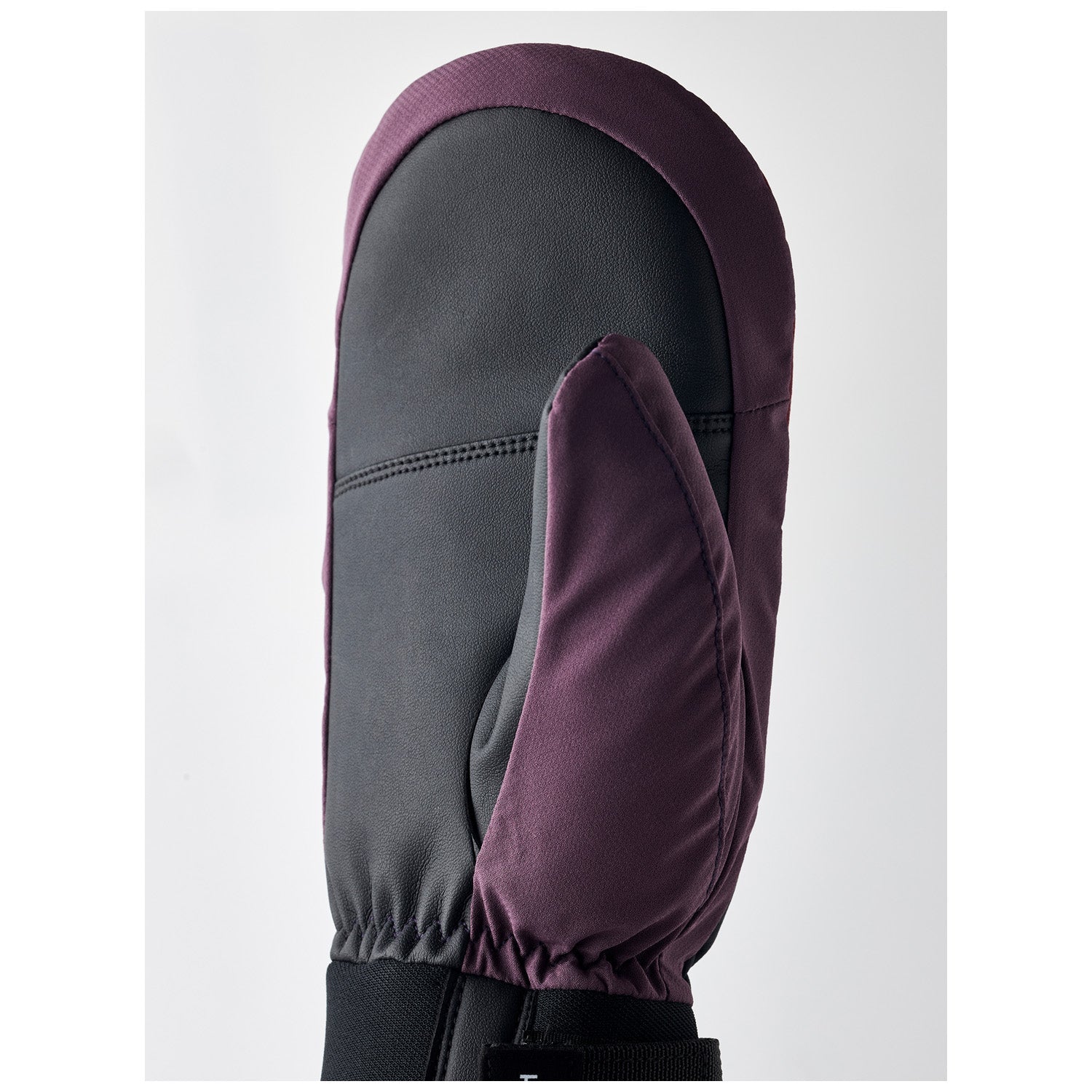 Hestra Orion Mitt in Bordeaux/Plum, detail view
